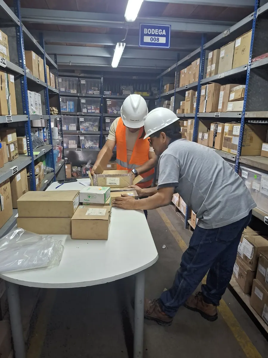 Especialistas de DAFRA SERGE realizando el conteo de existencias en una bodega